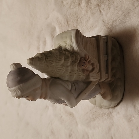 VINTAGE PORCELINE CHRISTMAS FIGURINE. - Picture 4 of 8